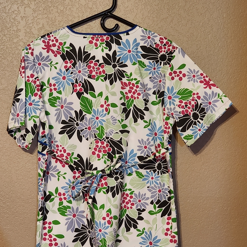 M&M SCRUBS -SCRUB TOP - Picture 3 of 3